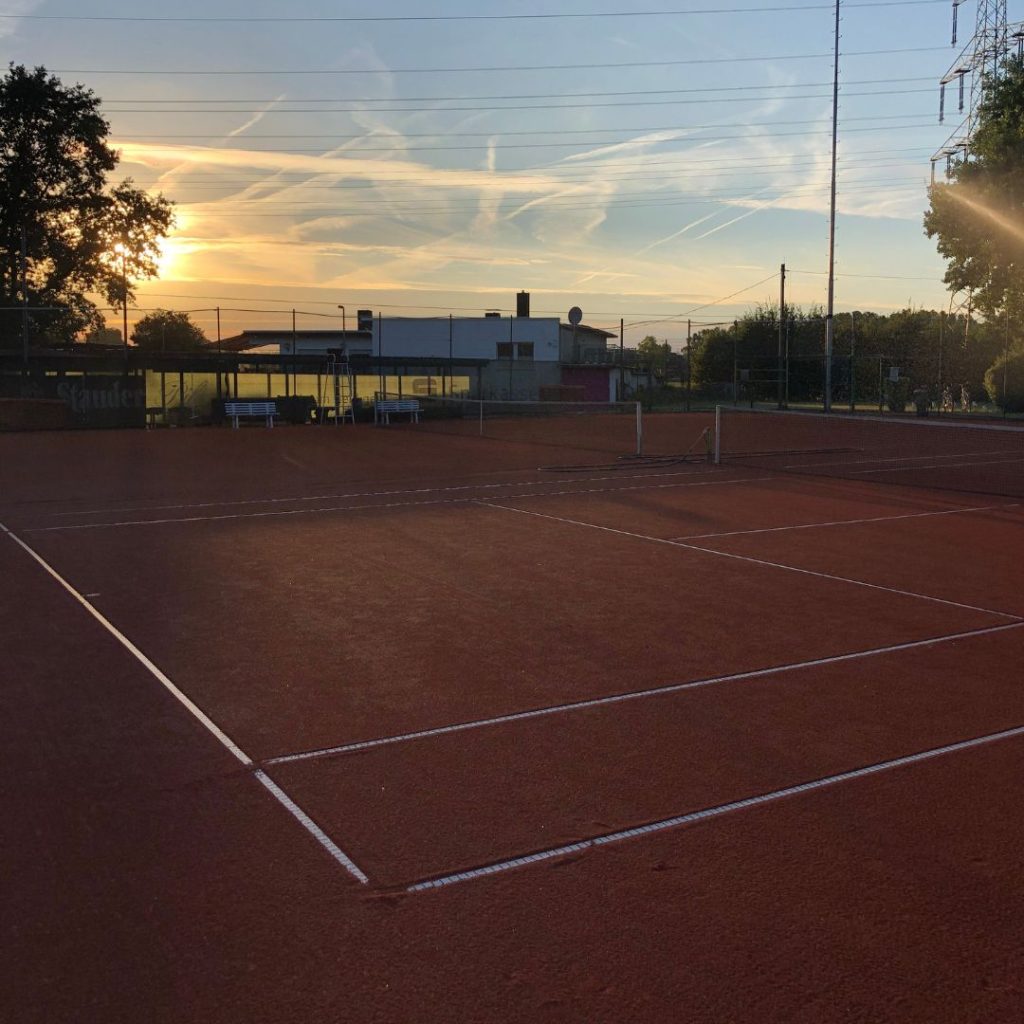 Sonnenuntergang über dem Tennisplatz